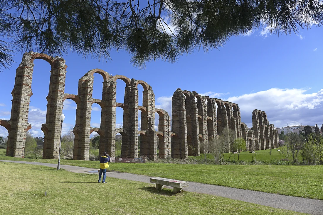 Arcos del Acueducto de los Milagros de Mérida junto a un parque