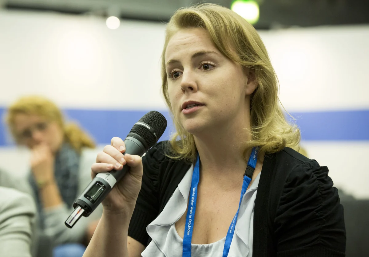 Personas de distintas edades debaten alrededor de una mesa en un encuentro internacional