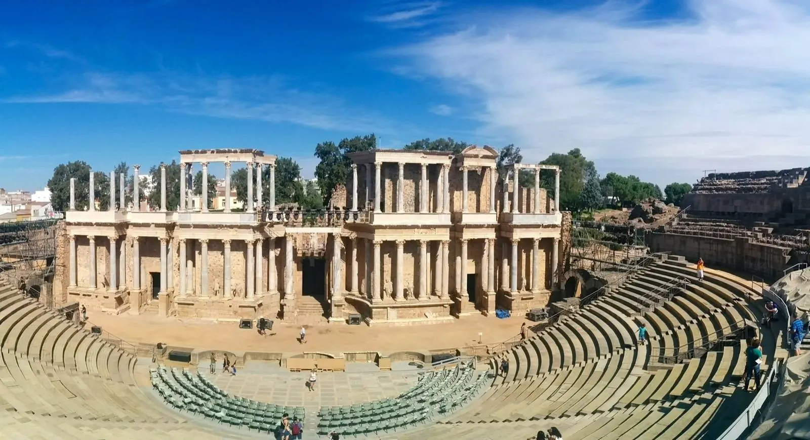 Vista panorámica del Teatro Romano de Mérida bajo un cielo azul