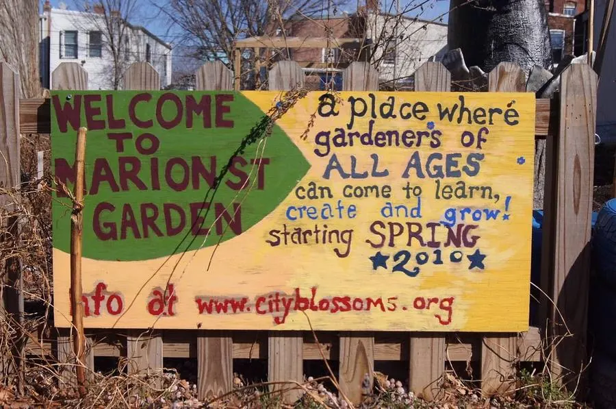 Cartel pintado a mano de un huerto comunitario abierto a jardineros de todas las edades